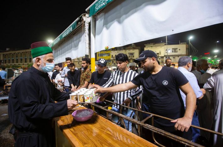 A renewed heritage during the month of Ramadhan: Distributing tea in the vicinity of the shrine of Aba al-Fadl al-Abbas (peace be upon him). - The holy city of Karbala like the other Iraqi cities is characterized by a set of customs and traditions, as during the holy month of Ramadhan, the Sayeds servants from the descendants of Lady Az-Zahr...