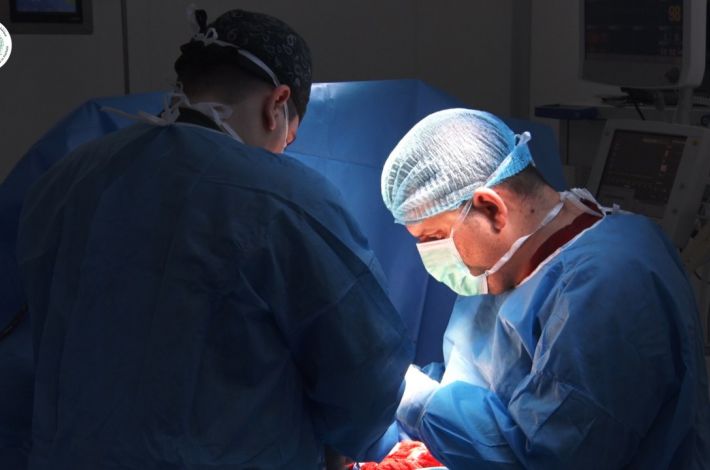 Treatment of an eighty years old patient with complex fractures at the al-Kafeel Hospital - A medical team specializing in orthopedics and fractures at Al Kafeel Specialized Hospital announced its success in treating a patient suffering from complicated pelvic fractures at the age of (85) ye...